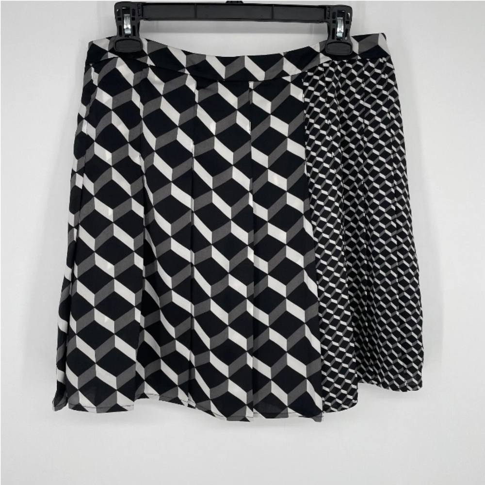 “Halogen” geometric, 3 D’s cubes, pleats 6P petite short skirt